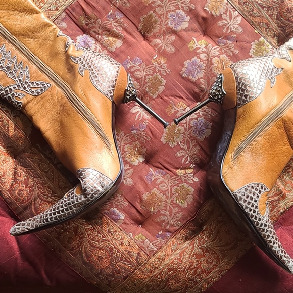 Stunning tan/copper high healed cowboy boots - Picture 3 of 8